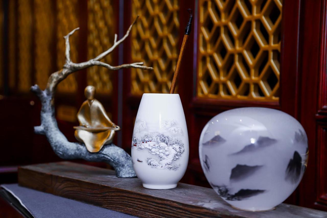 Beijing Palace Soluxe Hotel Astana Exteriér fotografie A porcelain vase