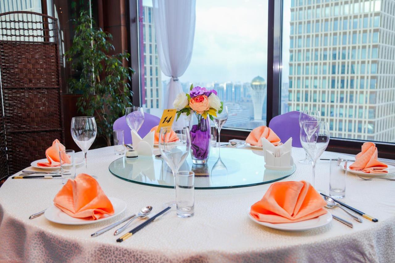 Beijing Palace Soluxe Hotel Astana Exteriér fotografie A table set for a banquet