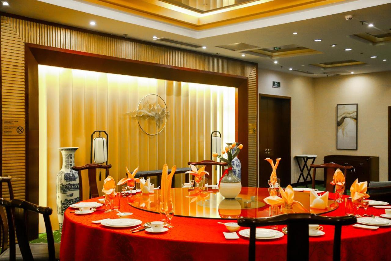 Beijing Palace Soluxe Hotel Astana Exteriér fotografie A restaurant in Beijing