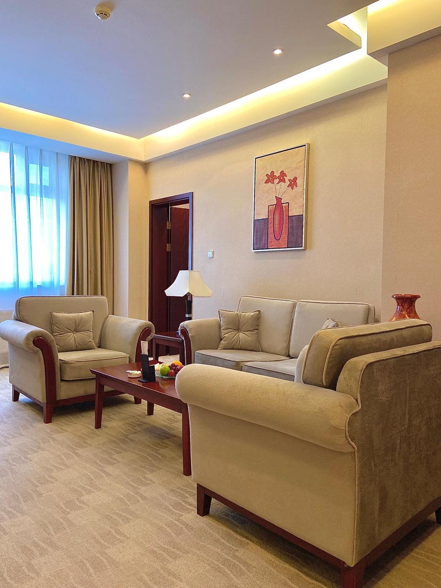 Beijing Palace Soluxe Hotel Astana Exteriér fotografie A living room in a suite at the hotel