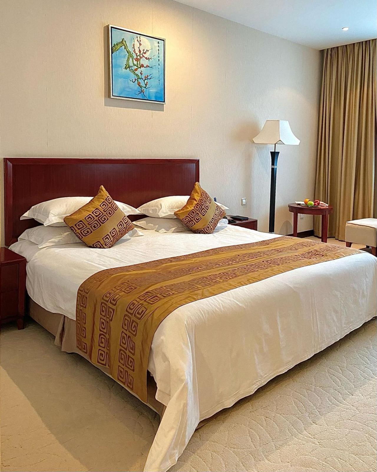 Beijing Palace Soluxe Hotel Astana Exteriér fotografie A bed runner