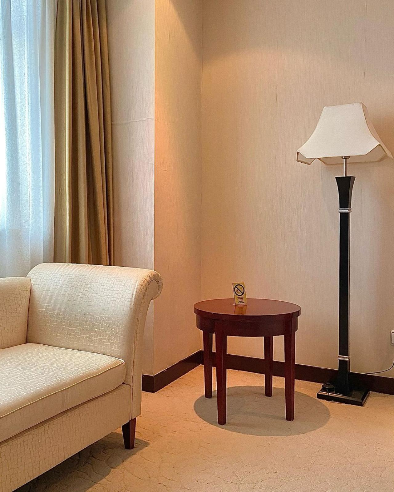 Beijing Palace Soluxe Hotel Astana Exteriér fotografie A floor lamp