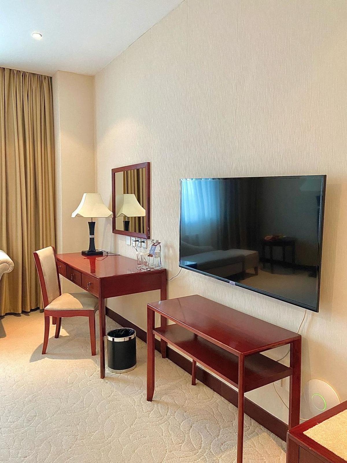 Beijing Palace Soluxe Hotel Astana Exteriér fotografie A television set in a hotel room