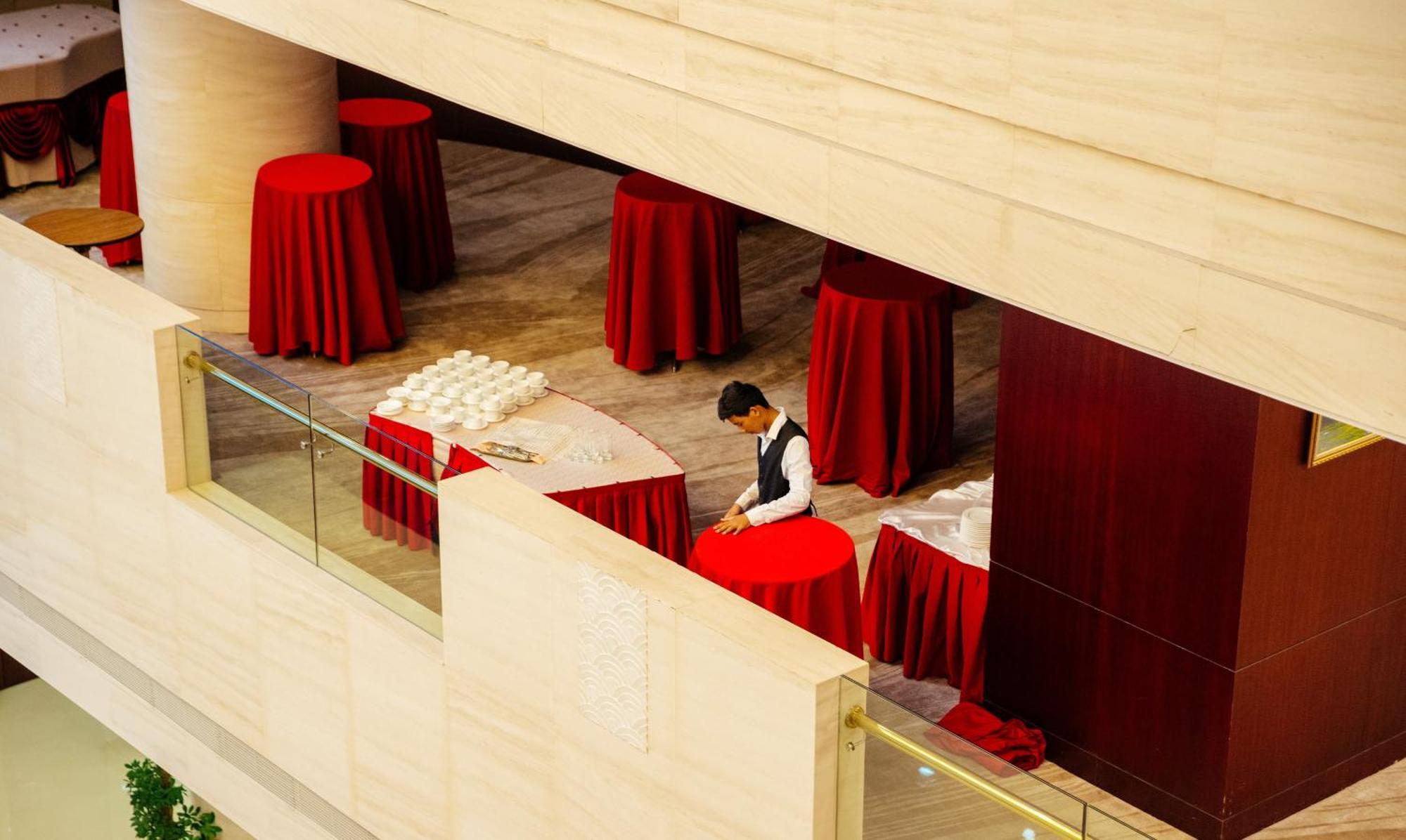 Beijing Palace Soluxe Hotel Astana Exteriér fotografie A hotel staff sets up a cocktail reception