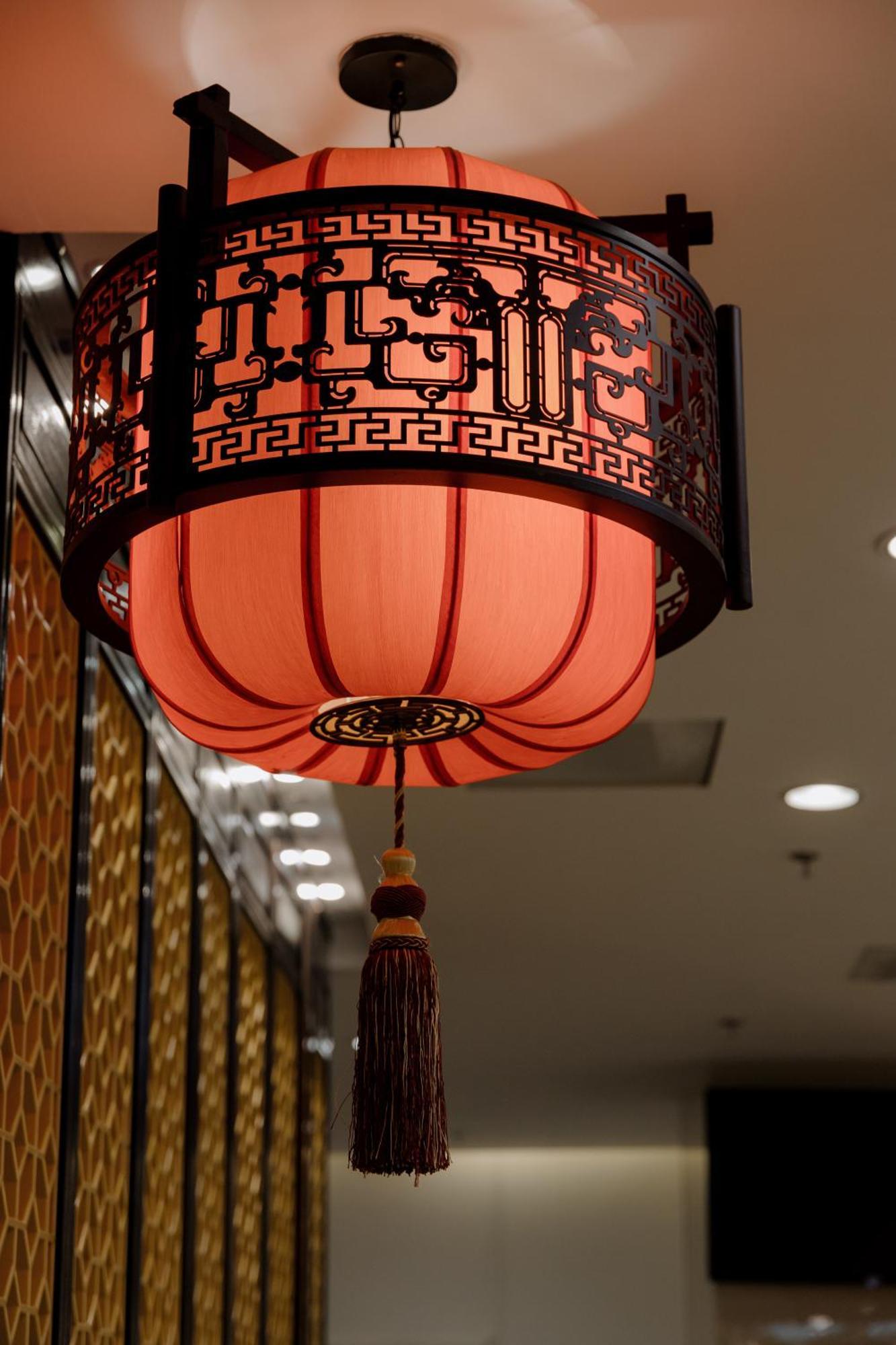 Beijing Palace Soluxe Hotel Astana Exteriér fotografie A Chinese lantern