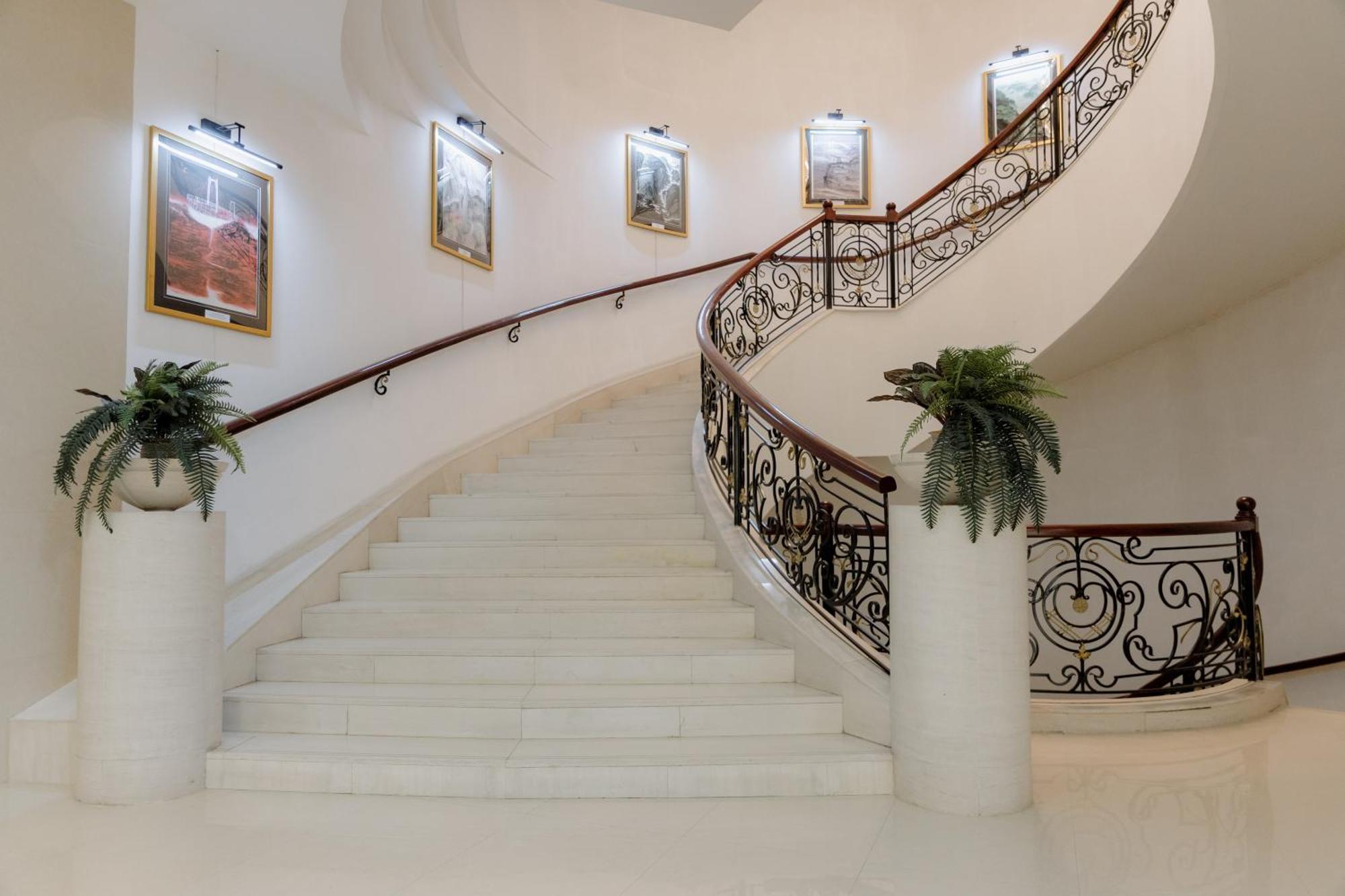 Beijing Palace Soluxe Hotel Astana Exteriér fotografie Staircase